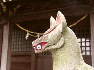 晩夏の稲荷神社の狐の石像