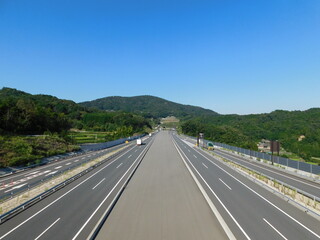 新名神高速道路(茨木千提寺PA付近で上り方向に向かって9月撮影)