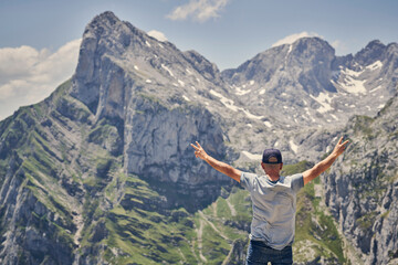 Obraz premium man enjoying in the mountain, adult man spending the holidays in the mountain