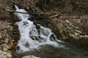 lunga esposizione di una cascata con rocce