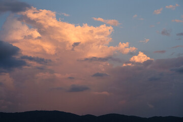 夕陽に染まる豪快な雲