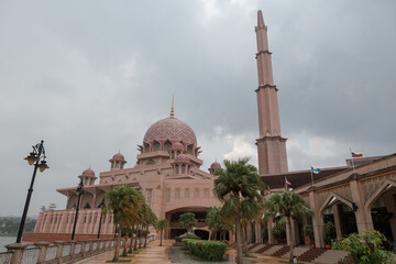 Fototapeta na wymiar View of Putra Mosque (Masjid Putra) in Putrajaya, Malaysia
