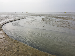 großes Priel während Ebbe im Wattenmeer deutsche Nordsee