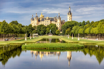 Obraz premium Blick über den Schlossgarten beim Schloss Schwerin im August 2020