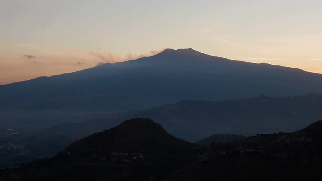 Castelmola - Time lapse del cono dell'Etna al tramonto