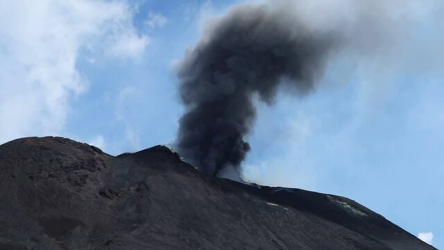Etna - Fumata nera dal cratere di sud est