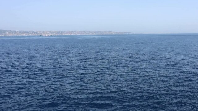 Messina &ndash; Panoramica dello stretto dal traghetto in traversata