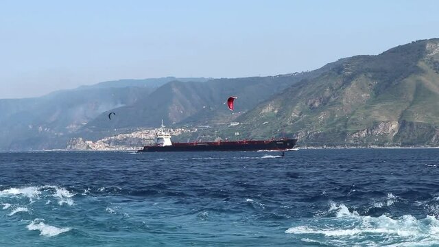 Messina - Petroliera nello stretto