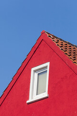 Rotes Haus, Dachgiebel, Dach, Dachfenster, Blauer Himmel