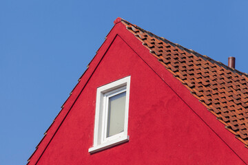 Rotes Haus, Dachgiebel, Dach, Dachfenster, Blauer Himmel