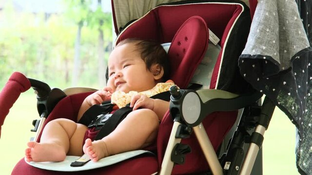 医療従事者　看護師の女性とその子供の生まれたばかりの赤ちゃん