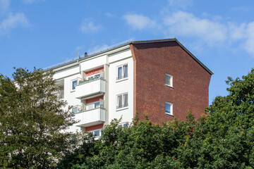 Fototapeta na wymiar Monotones modernes Wohnhaus, Mehrfamilienhaus, Neustadt, Bremen, Deutschland
