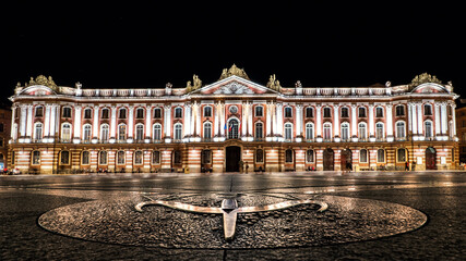 El capitolio de la ciudad francesa de Toulouse iluminado por la noche