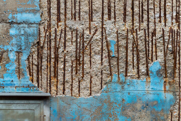 Wand Ruine Lost Place Farbe blau Rost Niedergang Verfall Beton Armierung Eisen Korrosion Struktur Oberfläche Hintergrund Nostalgie Vintage Industrie Brache Wand Tür Träger Befestigung Gitter Putz 