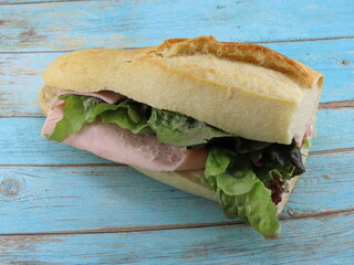 Sandwich baguette jambon salade