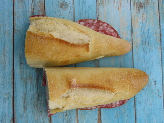 Sandwich baguette au saucisson