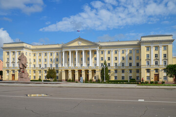 Fototapeta na wymiar Regional government building and Lenin monument on Lenin square. Smolensk city, Smolensk Oblast, Russia.