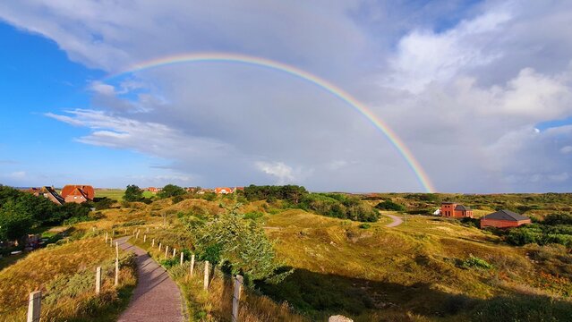 Regenbogen &uuml;ber Nordseeinsel Baltrum