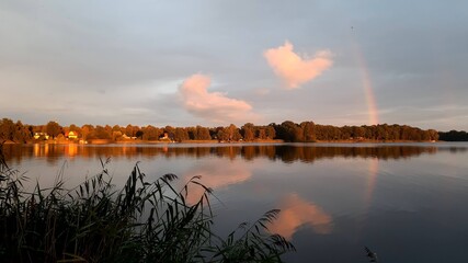 Obraz premium See mit Regenbogen und Herzwolke 