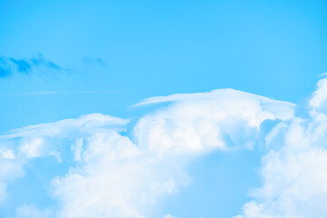 【空イメージ】青空と白い雲