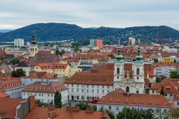 Fototapeta na wymiar オーストリア　グラーツのシュロスベルクの丘から見えるグラーツ市街歴史地区の街並み