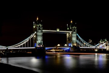 Fototapeta na wymiar Langzeitbelichtung der Tower Bridge in London bei Nacht.