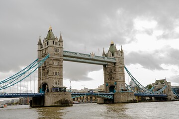 Fototapeta na wymiar Tower Bridge in London an regnerischem Herbst-Tag.