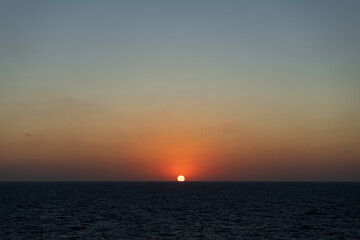 Sonnenuntergang, fotografiert im Mittelmeer von einem Kreuzfahrtschiff.