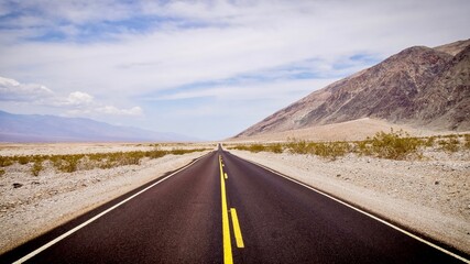 Endlos wirkender Highway in der Wüste der ins Death Vally Kalifornien führt.