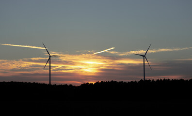 Obraz premium Windräder im Sonnenuntergang im Herbst in der nähe von Ansbach