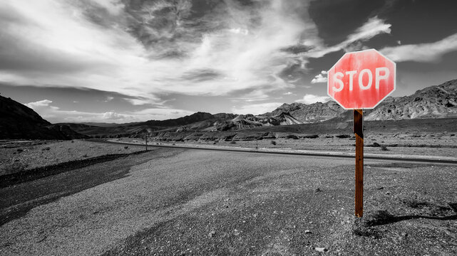 Leblose W&uuml;ste in der N&auml;he des Death Vally, Kalifornien, USA, mit rotem Stop-Schild im Vordergrund.