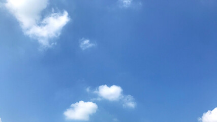 Bella nuvola a forma di cuore sul cielo azzurro 