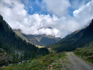 Fototapeta na wymiar Hochalpine Bergstraße mit Blick über das Sellraintal in Tirol, Österreich