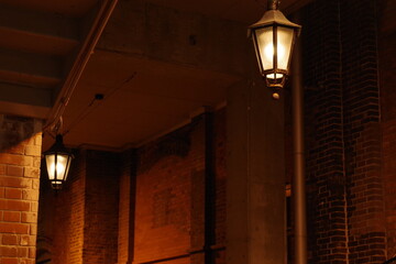 煉瓦の通りに吊られた灯り