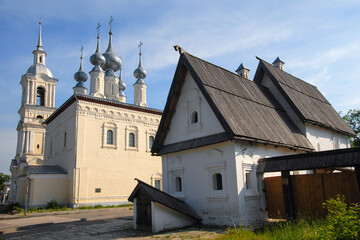 Fototapeta na wymiar Residential house of XVII century, Smolenskaya church and Simeonovskaya church. Suzdal town, Vladimir Oblast, Russia.