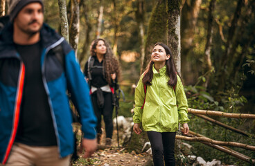 Família latina caminhando em meio a natureza