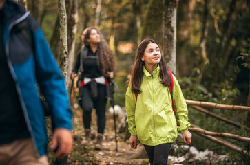 Família latina caminhando em meio a natureza