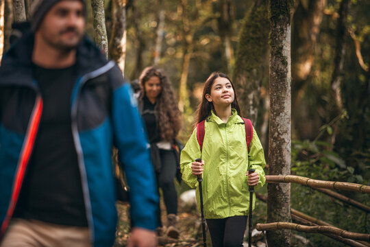 Fam&iacute;lia latina caminhando em meio a natureza