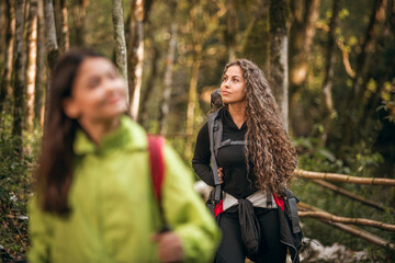 Família latina caminhando em meio a natureza