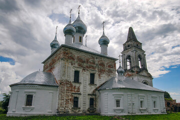 Fototapeta na wymiar Nativity church (Rozhdestvenskaya church, late XVIII century). Troitskoye Tatarovo village, Vladimir Oblast, Russia.