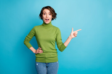 Portrait of astonished girl promoter impressed incredible adverts point index finger copyspace...