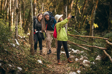 Família latina caminhando em meio a natureza