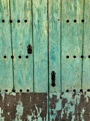 Puerta antigua de madera pintada