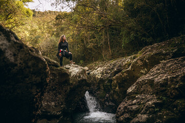 Fototapeta premium Mulher latina em meio a natureza