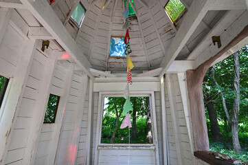 自然公園の中のメルヘンチックな小屋の中