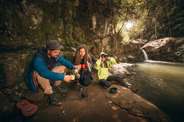 Família latina em meio a natureza