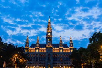 Fototapeta na wymiar オーストリア　首都ウィーンの世界遺産、ウィーン歴史地区にあるライトアップされた市庁舎