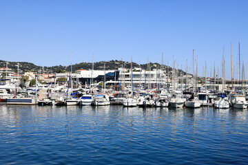 Fototapeta na wymiar City and port of Cannes with Palais de festival