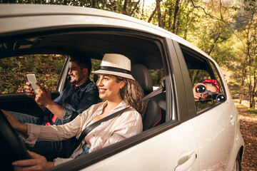 Família latina viajando de carro