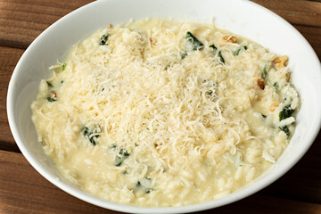 Risotto con espinacas y queso parmesano.